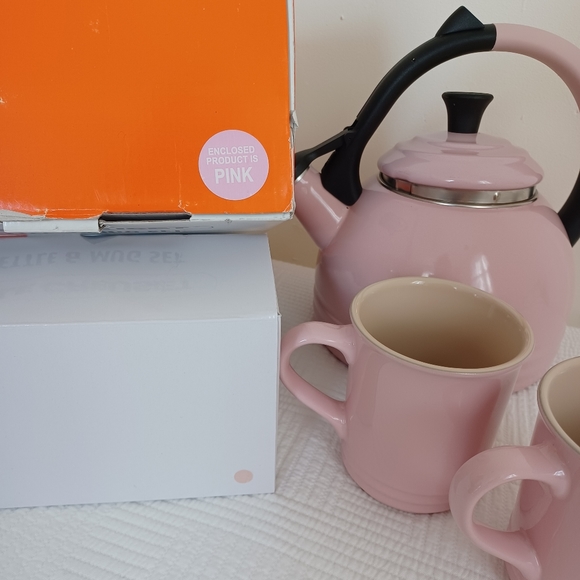 Le Creuset Kettle & Mug Set Chiffon Pink Peruh Tea Kettle  with stoneware mugs - Picture 5 of 17
